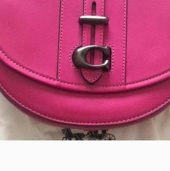 Coach, pink, glove tanned leather, with black gunmetal hardware. - Picture 3 of 13